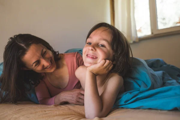 Pojke Med Mamma Ligger Sängen Kvinna Tillbringar Tid Med Sin — Stockfoto