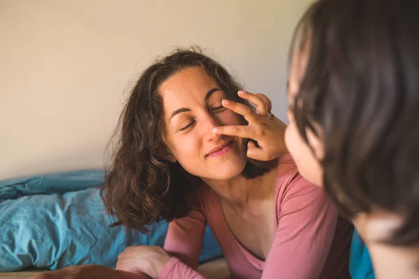 Pojke Med Mamma Ligger Sängen Kvinna Tillbringar Tid Med Sin — Stockfoto