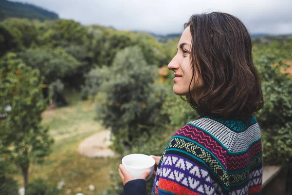 Γυναίκα Πίνοντας Πρωινό Καφέ Στη Βεράντα Θέα Στο Βουνό Και — Φωτογραφία Αρχείου