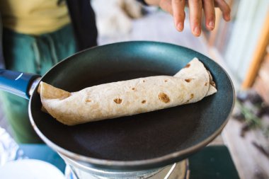 Sebzelerle doldurulmuş pide ruloları pişirmek. Taco için dolma. Doğu mutfağı. Tavada pide.