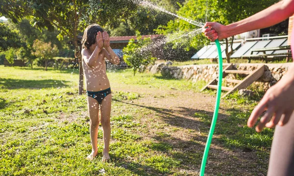 Garçon Trempé Dans Eau Par Une Chaude Journée Ensoleillée Mère — Photo