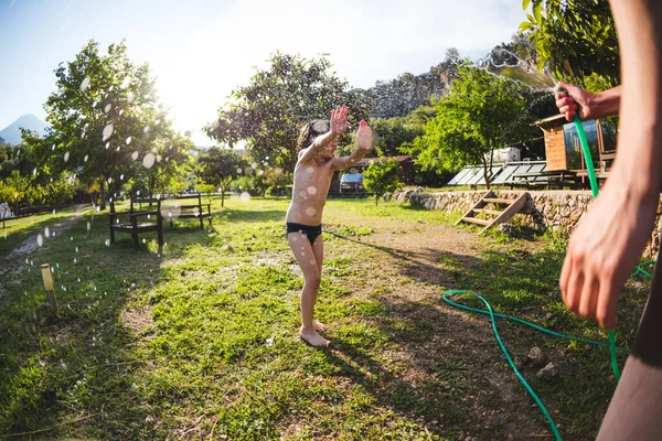 Garçon Trempé Dans Eau Par Une Chaude Journée Ensoleillée Mère — Photo