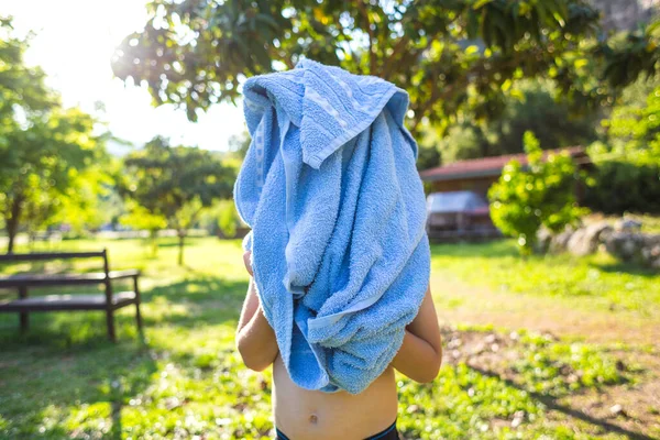 Enfant Essuie Avec Une Serviette Après Avoir Nagé Dans Piscine — Photo