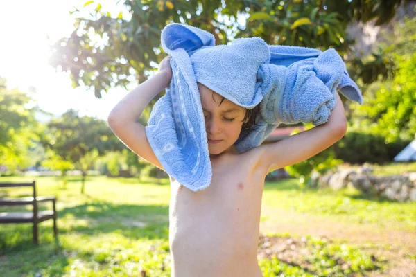 Dziecko Wyciera Ręcznikiem Kąpieli Basenie Mokry Chłopiec Wyciera Ręcznikiem — Zdjęcie stockowe