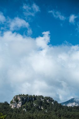 Türkiye dağlarındaki antik Trebenna kenti. Gökyüzüne karşı bulutlu dağlar. Lycian Yolu. Türkiye 'nin pitoresk doğası.