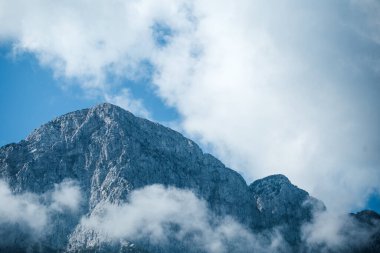 Bulutlu bir arka planda güzel Türk dağları. Zirve. Türkiye 'de tırmanış.