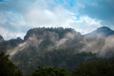 Türkiye dağlarındaki antik Trebenna kenti. Gökyüzüne karşı bulutlu dağlar. Lycian Yolu. Türkiye 'nin pitoresk doğası.
