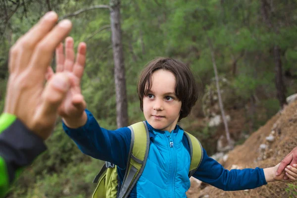 Хлопчик Рюкзаком Піднявся Вершину Гори Дає Ять Подорожуючи Дітьми Дитина — стокове фото