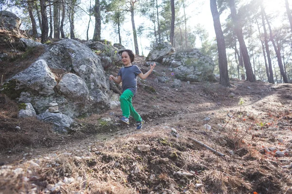 Niño Corre Por Sendero Montaña Niño Camina Por Bosque Niño — Foto de Stock
