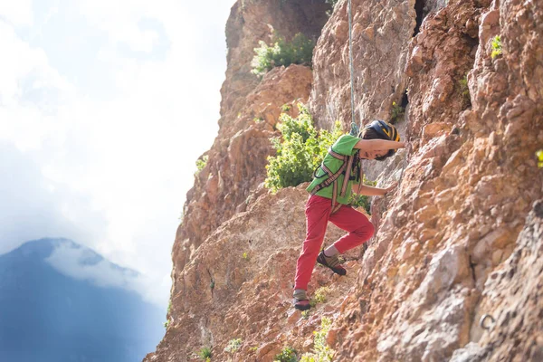 Niño Está Escalando Terreno Natural Niño Con Casco Sube Una — Foto de Stock