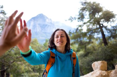 Sırt çantalı bir kadın, bir arkadaşına beş dolar veriyor, dağların arka planında bir gezgin, Türkiye 'nin pitoresk yerlerine seyahat ediyor, selamlaşma hareketi yapıyor..