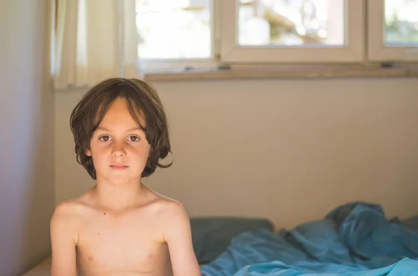 Retrato Menino Bonito Sentado Cama Garoto Acordou Estava Sentado Cama — Fotografia de Stock