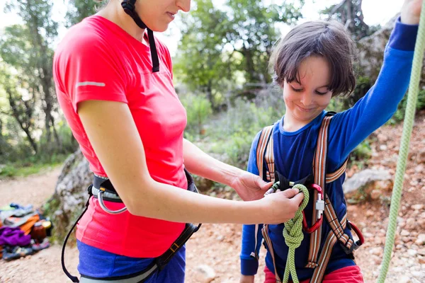 Instructeur Enseigne Enfant Utiliser Matériel Escalade Garçon Prépare Escalader Rocher — Photo