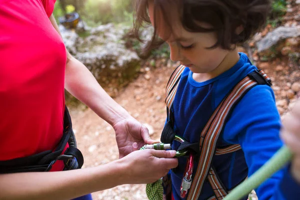 Eğitmen Çocuğa Tırmanma Ekipmanları Kullanmayı Öğretir Çocuk Bir Kayaya Tırmanmaya — Stok fotoğraf