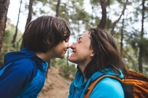 Porträt Eines Jungen Mutter Umarmt Ihren Sohn Eine Lächelnde Frau — Stockfoto