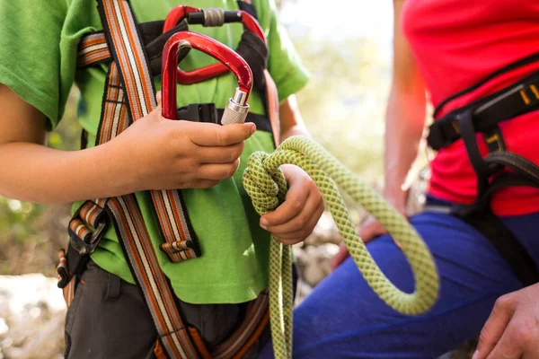 Mutter Bringt Kind Den Umgang Mit Sicherheitsausrüstung Bei Ein Junge — Stockfoto