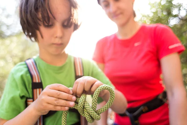 Ένα Παιδί Μαθαίνει Πλέκει Τον Κόμπο Ασφαλείας Από Σχοινί Σκοινί — Φωτογραφία Αρχείου