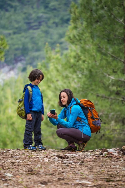 Мать Показывает Своему Ребенку Использовать Смартфон Найти Лесу Мальчик Смотрит — стоковое фото