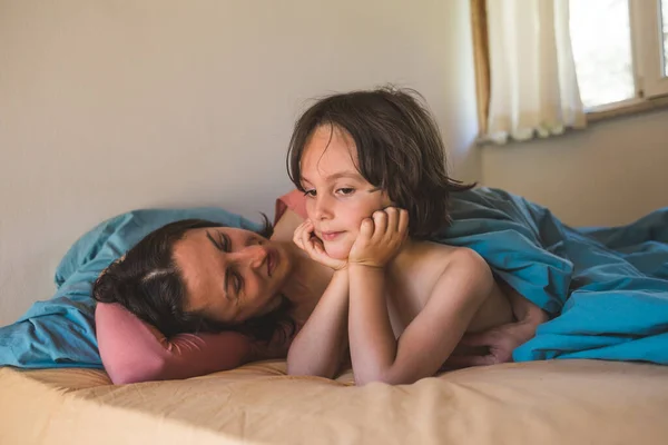 Pojke Med Mamma Ligger Sängen Kvinna Tillbringar Tid Med Sin — Stockfoto