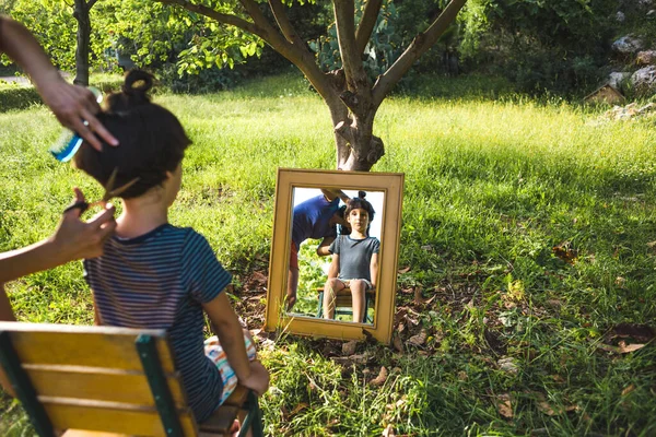 Uma Mulher Corta Cabelo Uma Criança Quintal Casa Mamãe Corta — Fotografia de Stock