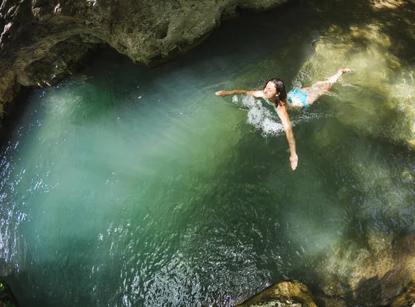 Uma Mulher Maiô Nada Rio Montanha Menina Entra Água Fria — Fotografia de Stock