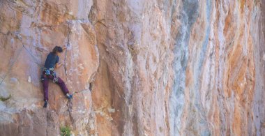 Güçlü bir kız kayaya tırmanır, Türkiye 'de kaya tırmanışı yapar, dayanıklılık ve dayanıklılık eğitimi alır, aşırı spor yapan bir kadın, dağcı doğada eğitim görür..