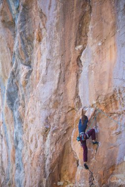 Güçlü bir kız kayaya tırmanır, Türkiye 'de kaya tırmanışı yapar, dayanıklılık ve dayanıklılık eğitimi alır, aşırı spor yapan bir kadın, dağcı doğada eğitim görür..