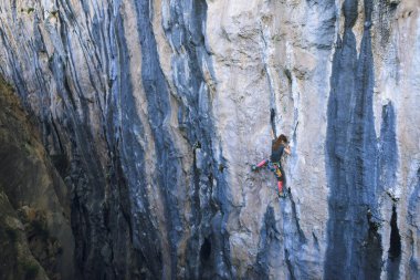 Güçlü bir kız kayaya tırmanır, Türkiye 'de kaya tırmanışı yapar, dayanıklılık ve dayanıklılık eğitimi alır, aşırı spor yapan bir kadın, dağcı doğada eğitim görür..