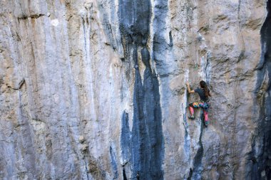 Güçlü bir kız kayaya tırmanır, Türkiye 'de kaya tırmanışı yapar, dayanıklılık ve dayanıklılık eğitimi alır, aşırı spor yapan bir kadın, dağcı doğada eğitim görür..
