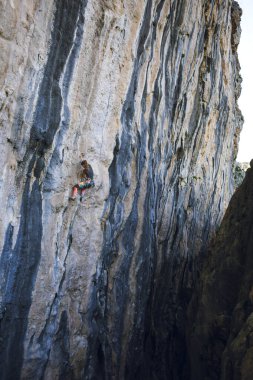 Güçlü bir kız kayaya tırmanır, Türkiye 'de kaya tırmanışı yapar, dayanıklılık ve dayanıklılık eğitimi alır, aşırı spor yapan bir kadın, dağcı doğada eğitim görür..