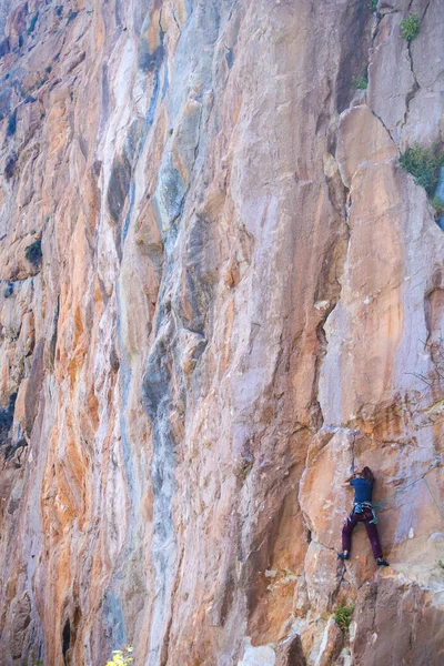 一个强壮的女孩爬上岩石 土耳其的攀岩 训练耐力和力量 极端运动中的女人 攀岩者正在大自然中训练 — 图库照片