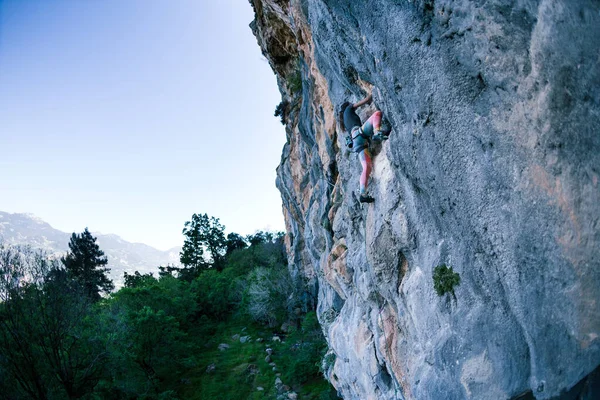 Una Chica Fuerte Sube Una Roca Escalada Roca Turquía Entrenamiento — Foto de Stock