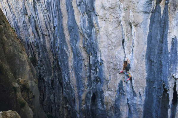 Uma Menina Forte Sobe Uma Rocha Escalada Turquia Resistência Força — Fotografia de Stock