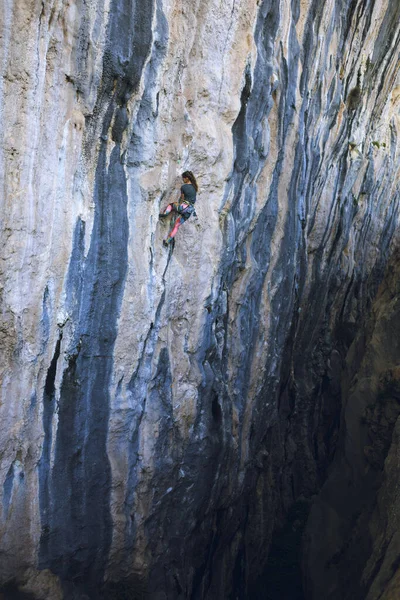 Una Chica Fuerte Sube Una Roca Escalada Roca Turquía Entrenamiento — Foto de Stock