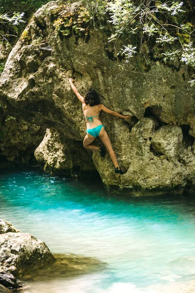 Uma Mulher Maiô Sobe Penhasco Acima Água Escalando Sobre Rio — Fotografia de Stock