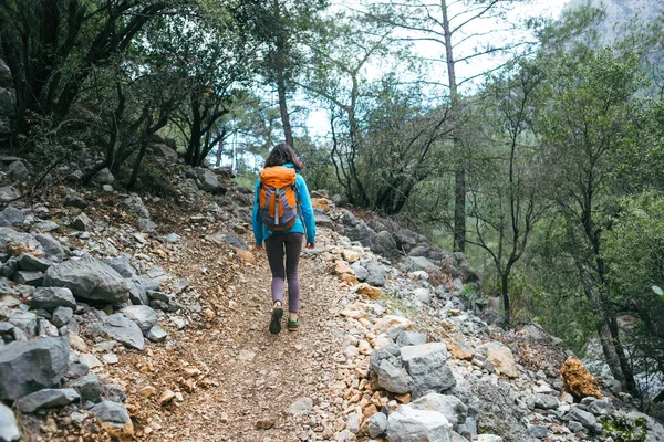 Ένα Κορίτσι Σακίδιο Ακολουθεί Ένα Μονοπάτι Στο Βουνό Μια Γυναίκα — Φωτογραφία Αρχείου