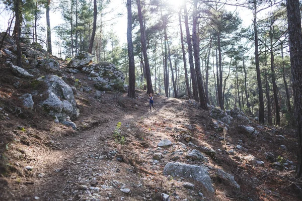 女性が山道を走っている ランナーは森の中で訓練している 公園でジョギングしている女の子 空飛ぶ — ストック写真