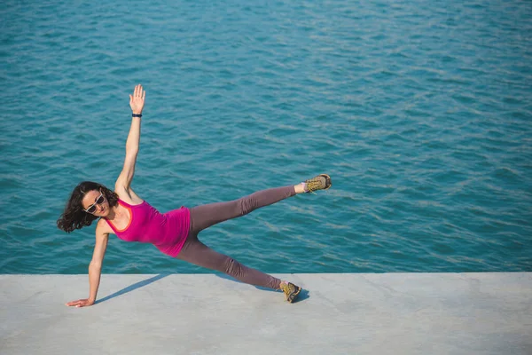 Donna Che Scalda Prima Correre Ragazza Distesa Sul Lungomare Della — Foto Stock