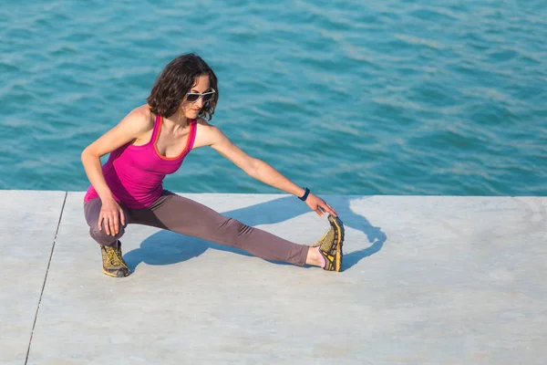 Donna Che Scalda Prima Correre Ragazza Distesa Sul Lungomare Della — Foto Stock