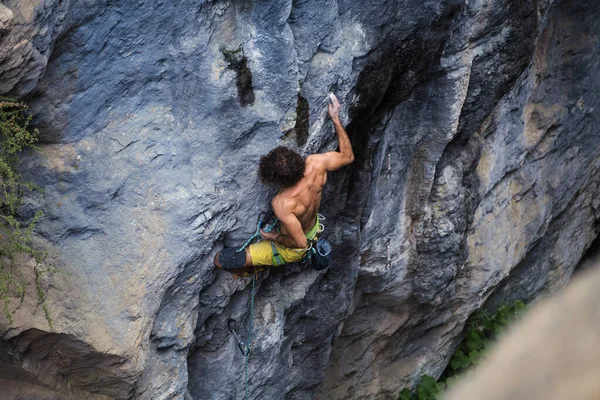 Hombre Fuerte Trepa Una Roca Fuertes Músculos Espalda Escalada Roca —  Fotos de Stock