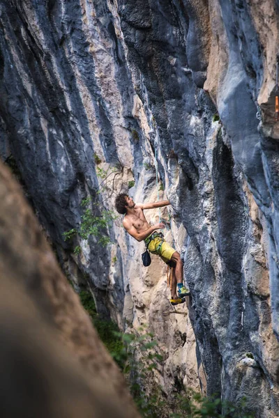 Ένας Δυνατός Άντρας Σκαρφαλώνει Βράχο Δυνατοί Μύες Της Πλάτης Αναρρίχηση — Φωτογραφία Αρχείου