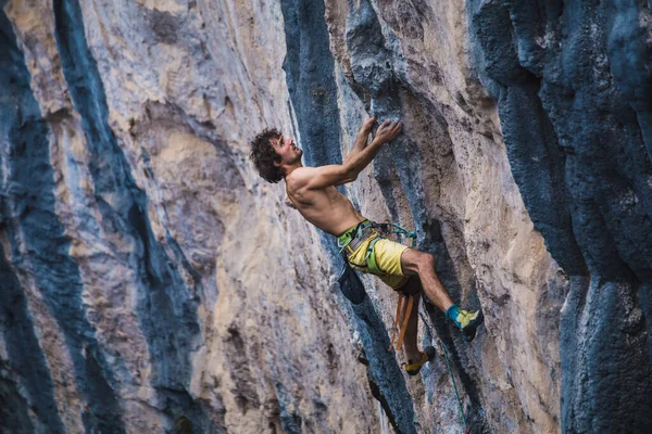 Homem Forte Sobe Uma Rocha Músculos Das Costas Fortes Escalada — Fotografia de Stock