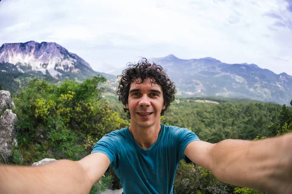 Bir Adam Güzel Bir Dağ Vadisinin Kayaların Arka Planında Selfie — Stok fotoğraf