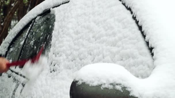 Mão masculina removendo neve das janelas do carro — Vídeo de Stock