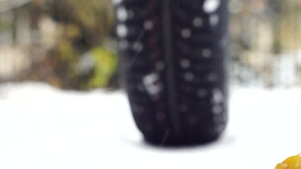 Sněhové pneumatiky od a směrem k fotoaparátu — Stock video