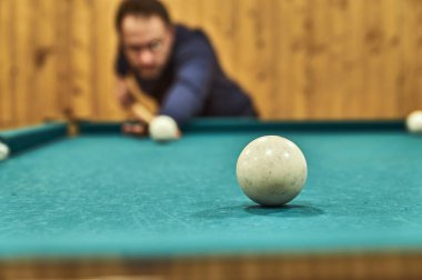 Kulüpte bilardo oynarken