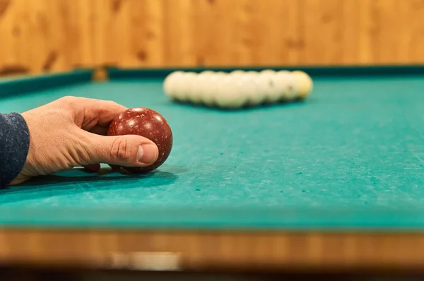 Jogo De Bilhar. O Homem Coloca As Bolas Na Mesa Verde Do Bilhar