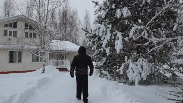 Человек возвращается домой в деревню — стоковое видео