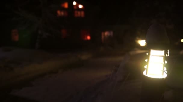 Zona de la casa suburbana en invierno noche nevada — Vídeo de stock