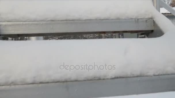 Escadas de escalada cobertas de neve — Vídeo de Stock